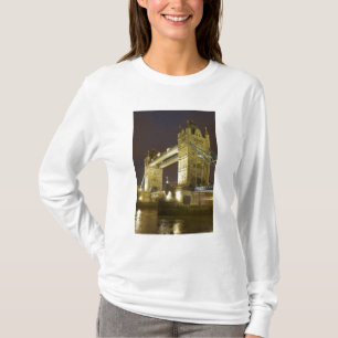 Tower Bridge en de rivier de Theems bij schemering T-shirt