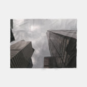 Tower in de stad. fleece deken (Voorkant (Horizontaal))