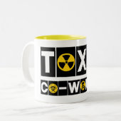 Toxische co-Worker B/Y-Mok Tweekleurige Koffiemok (Voorkant links)