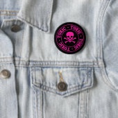 Toxische roze schedel en kruisbeenderen ronde button 5,7 cm (In situ)