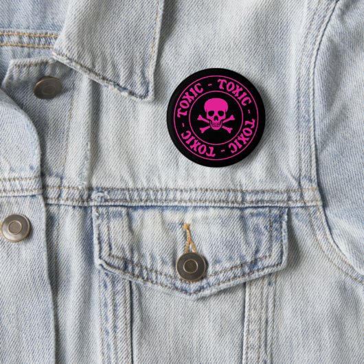 Toxische roze schedel en kruisbeenderen ronde button 5,7 cm (In situ)