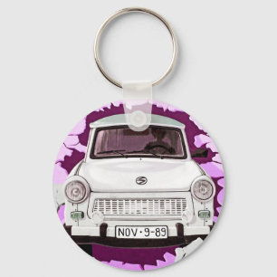 Trabant-auto en roze/Lila Berlijnse muur Sleutelhanger