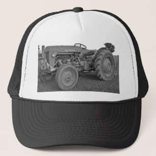 Tracteur antique dans le casquette noir et blanc