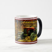 Tracteur rouge antique Grange rustique Café Mug (Devant droit)