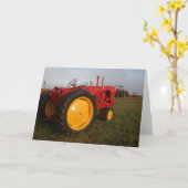 Tracteur rouge dans la carte de voeux du matin (Fleur jaune)