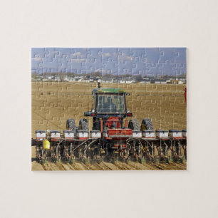 Tractor die een maiszaaimachine trekt. legpuzzel