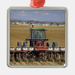 Tractor die een maiszaaimachine trekt. metalen ornament