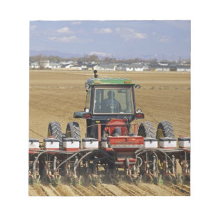 Tractor die een maiszaaimachine trekt. notitieblok