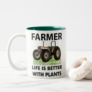 Tractor op het veld boer tweekleurige koffiemok