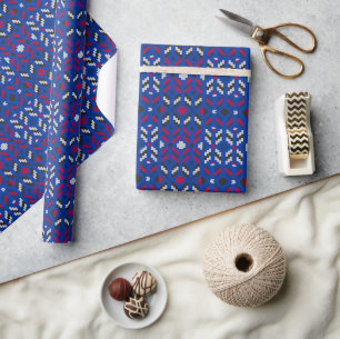 Traditioneel geometrisch pixelpatroon in diepblauw cadeaupapier
