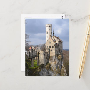 Traditioneel kasteel op Cliff op dag van de troep Briefkaart