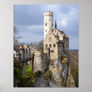Traditioneel kasteel op Cliff op dag van de troep Poster