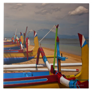 Traditionele Balanese vissersboten op het strand b Tegeltje