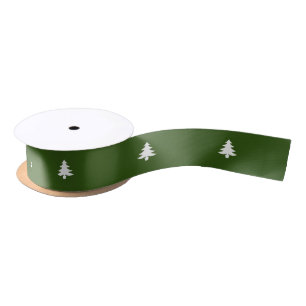 Traditionele donkergroene en witte kerstbomen lint