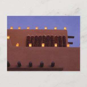 Traditionele farolitos verlichten adobe structuren briefkaart