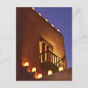 Traditionele farolitos verlichten adobe structuren briefkaart