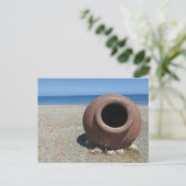 Traditionele Griekse Terracotta Pot op strand Briefkaart (Staand voorkant)