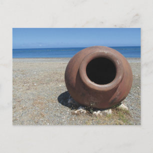 Traditionele Griekse Terracotta Pot op strand Briefkaart
