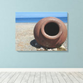 Traditionele Griekse Terracotta Pot op strand Canvas Afdruk (Insitu (Houten vloer))