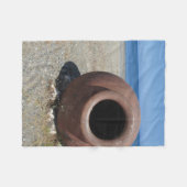 Traditionele Griekse Terracotta Pot op strand Fleece Deken (Voorkant (Horizontaal))