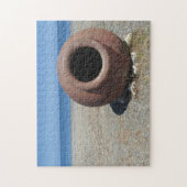 Traditionele Griekse Terracotta Pot op strand Legpuzzel (Verticaal)