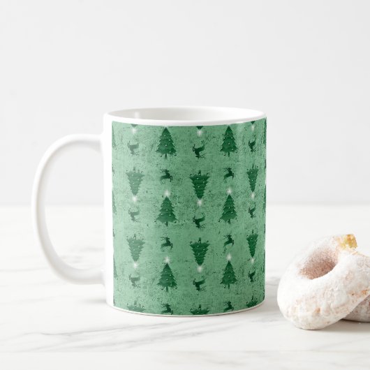 Traditionele groene kerstbomen en rendieren koffiemok (Met donut)