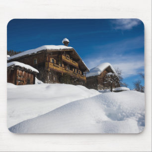 Traditionele houten kool in de sneeuw muismat