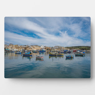 Traditionele kleurrijke vissersboten in de haven fotoplaat