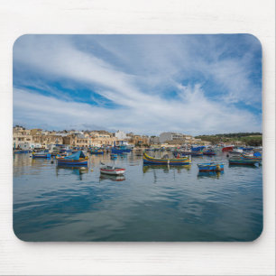 Traditionele kleurrijke vissersboten in de haven muismat