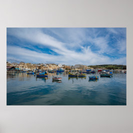 Traditionele kleurrijke vissersboten in de haven poster