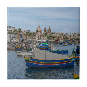 Traditionele kleurrijke vissersboten op Malta Tegeltje