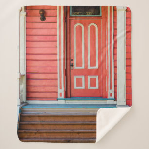Traditionele rode geverfde houten deur en porchdoo sherpa deken