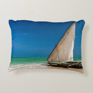 Traditionele vissersboot op het strand accent kussen