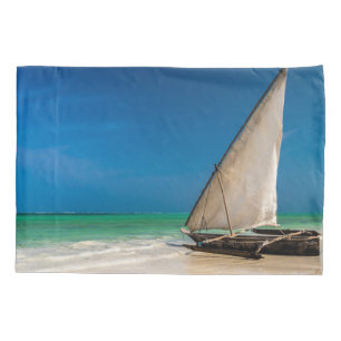 Traditionele vissersboot op het strand kussensloop