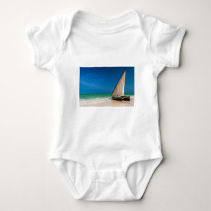 Traditionele vissersboot op het strand romper