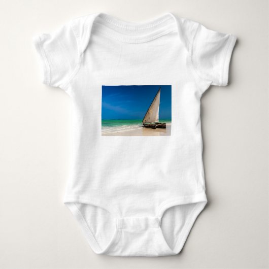 Traditionele vissersboot op het strand romper (Voorkant)