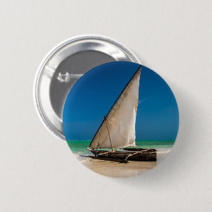 Traditionele vissersboot op het strand ronde button 5,7 cm