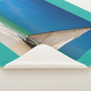 Traditionele vissersboot op het strand sherpa deken
