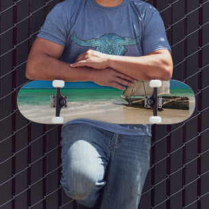 Traditionele vissersboot op het strand skateboard