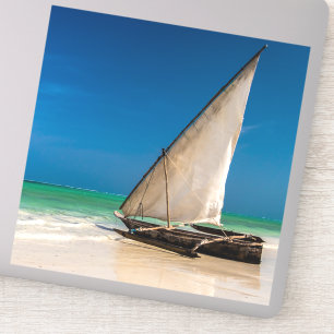 Traditionele vissersboot op het strand sticker