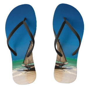 Traditionele vissersboot op het strand teenslippers