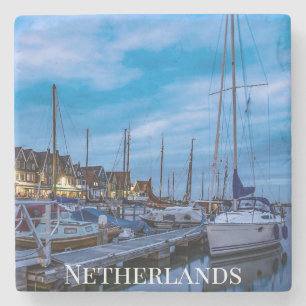 Traditionele vissersstad nachtscène. stenen onderzetter