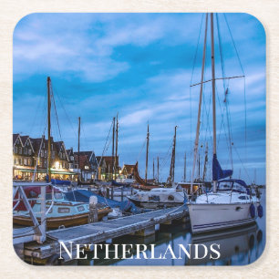 Traditionele vissersstad nachtscène. vierkante kartonnen onderzetter