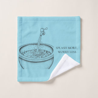 Traditionele waterkom met stromende kraan washandje