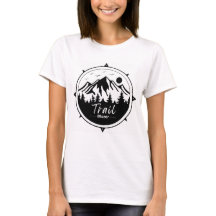 Trail Blazer met bergachtige achtergrond T-shirt