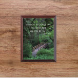 Trail dans la forêt John Muir Citation Plaque<br><div class="desc">Plaque murale en bois qui montre l'image d'un sentier randonnée traversé par un pont en bois menant dans une forêt profonde, avec une citation inspirante du naturaliste John Muir qui dit : "Et dans la forêt, je vais perdre mon esprit et trouver mon âme." Sélectionnez la taille de la plaque...</div>