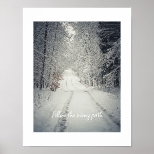 Trail door een besneeuwd winterbos poster