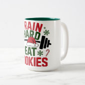 Train Hard Eat Cookies Funny Christmas Gym Mug Tweekleurige Koffiemok (Voorkant rechts)
