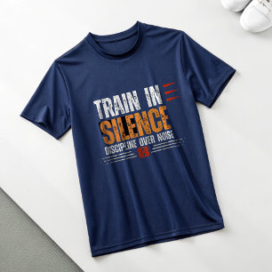 Train in stilte Discipline boven Lawaai Gym Motiva T-shirt