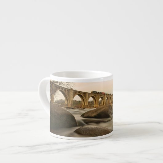 Train over James River Espresso Kop (Voorkant links)